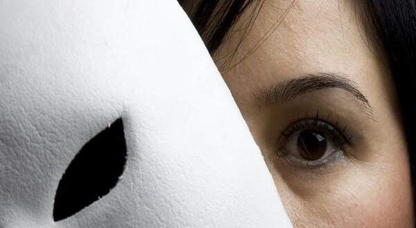 Trauma de conviver com pessoas mentirosas